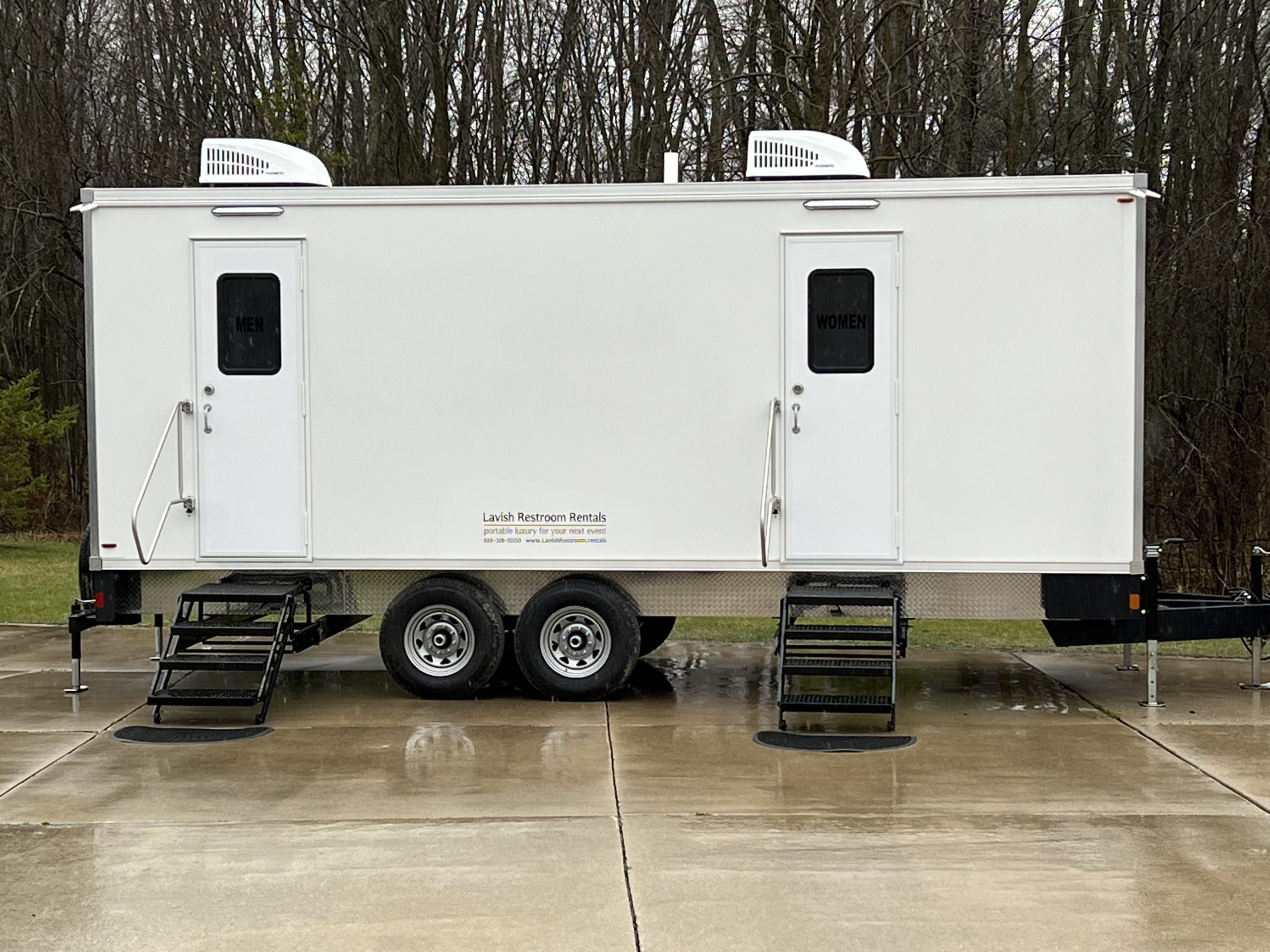 9 Station Lavish Restroom Trailer In Rain